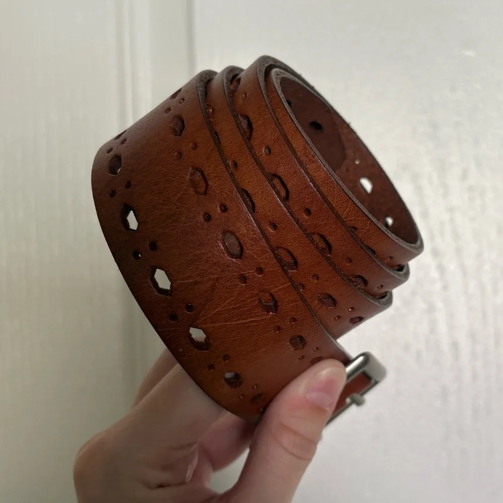 Women’s Classic Distressed Leather Belt w/Silver Buckle. Size Large.